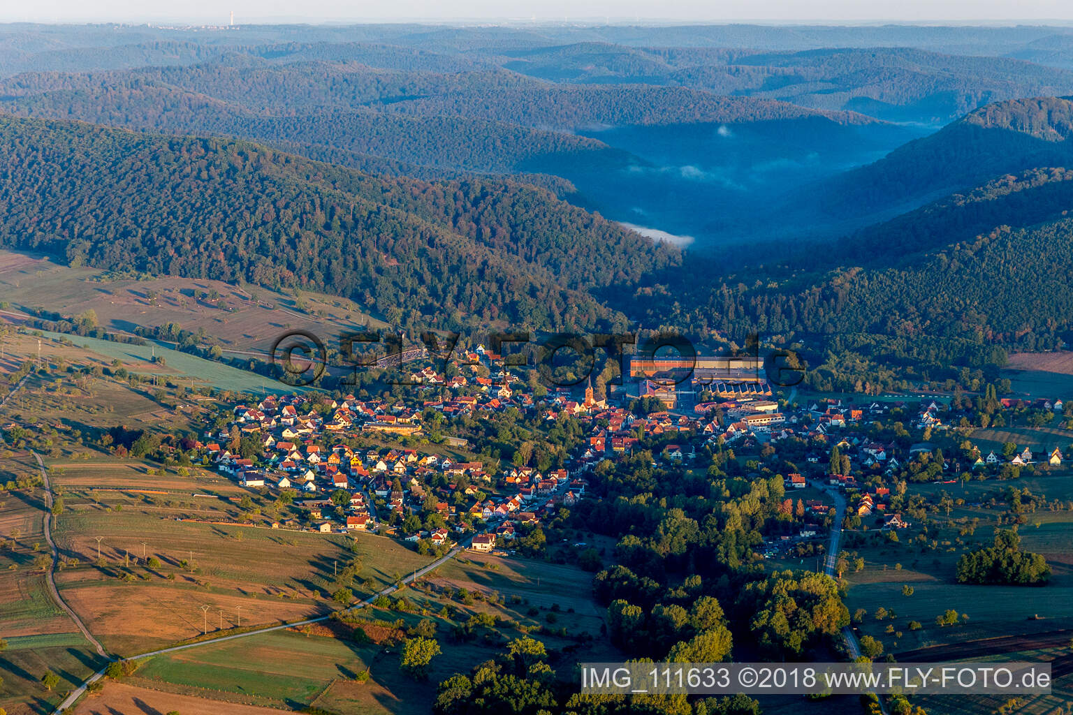 Zinswiller im Bundesland Bas-Rhin, Frankreich aus der Drohnenperspektive