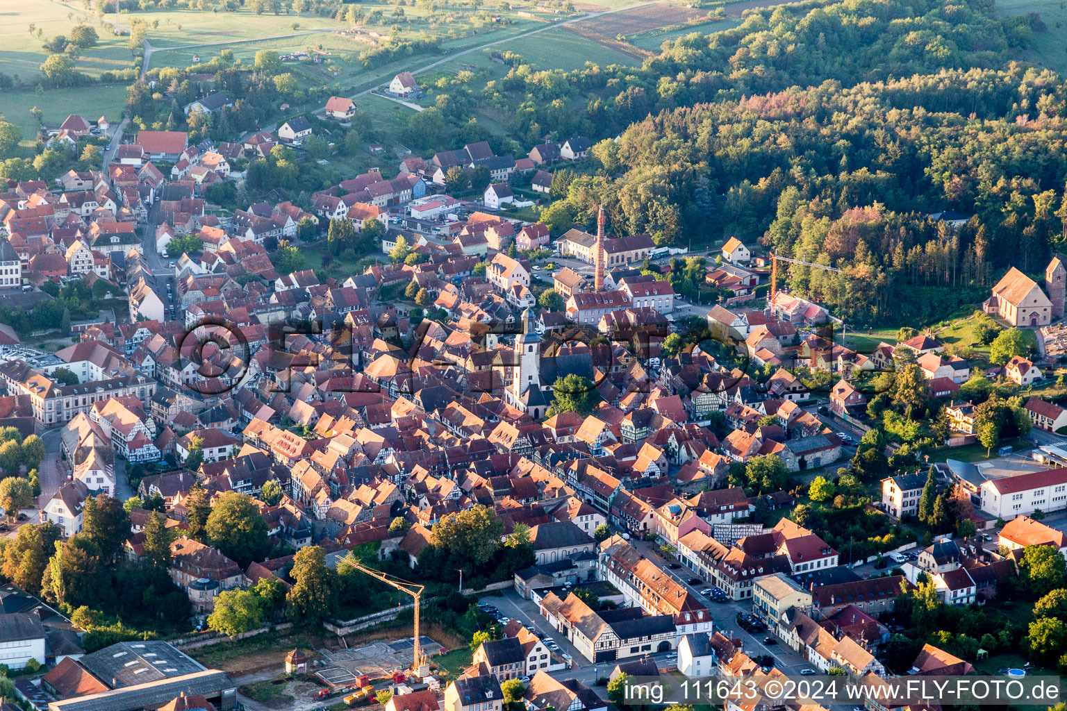 Dorf - Ansicht in Bouxwiller in Grand Est im Bundesland Bas-Rhin, Frankreich
