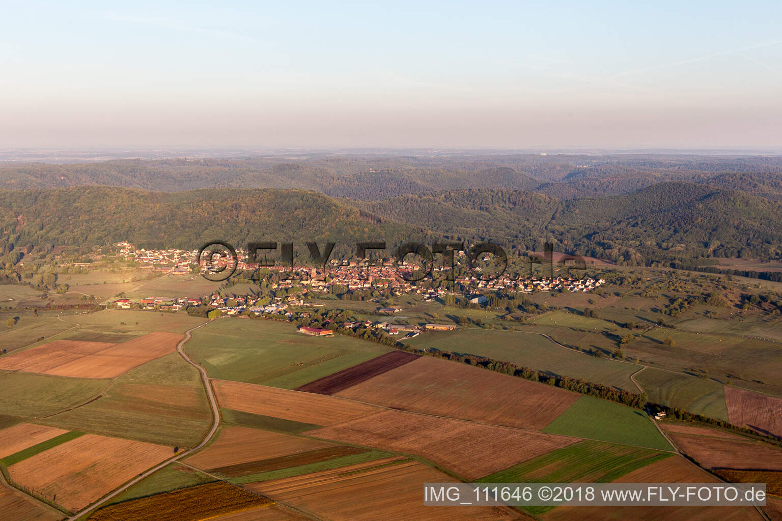 Neuwiller-lès-Saverne im Bundesland Bas-Rhin, Frankreich von der Drohne aus gesehen