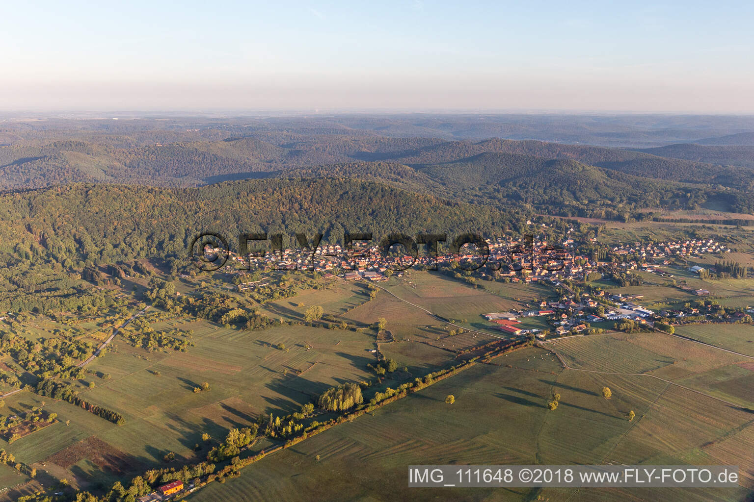 Luftbild von Neuwiller-lès-Saverne im Bundesland Bas-Rhin, Frankreich