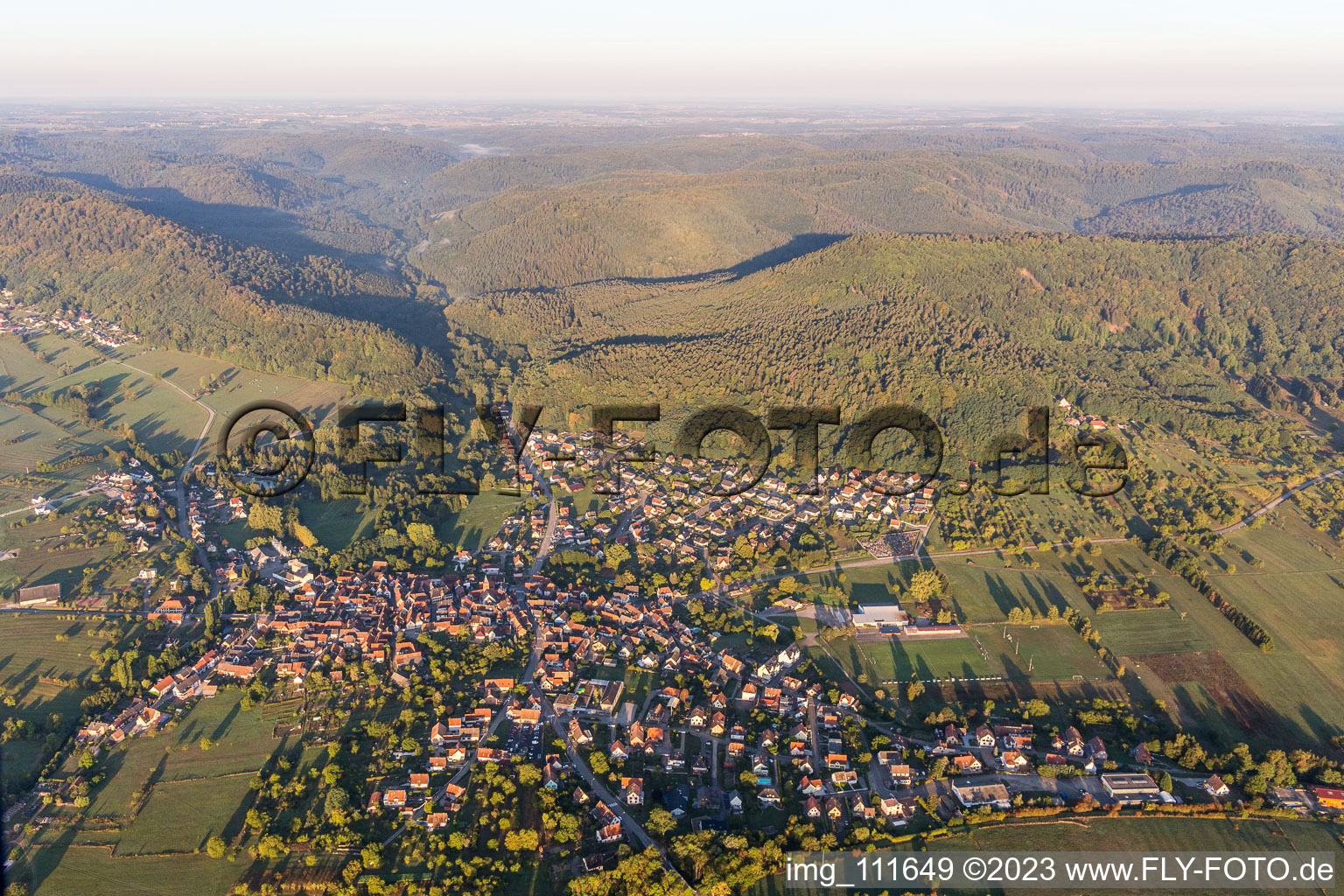 Luftbild von Dossenheim-sur-Zinsel im Bundesland Bas-Rhin, Frankreich