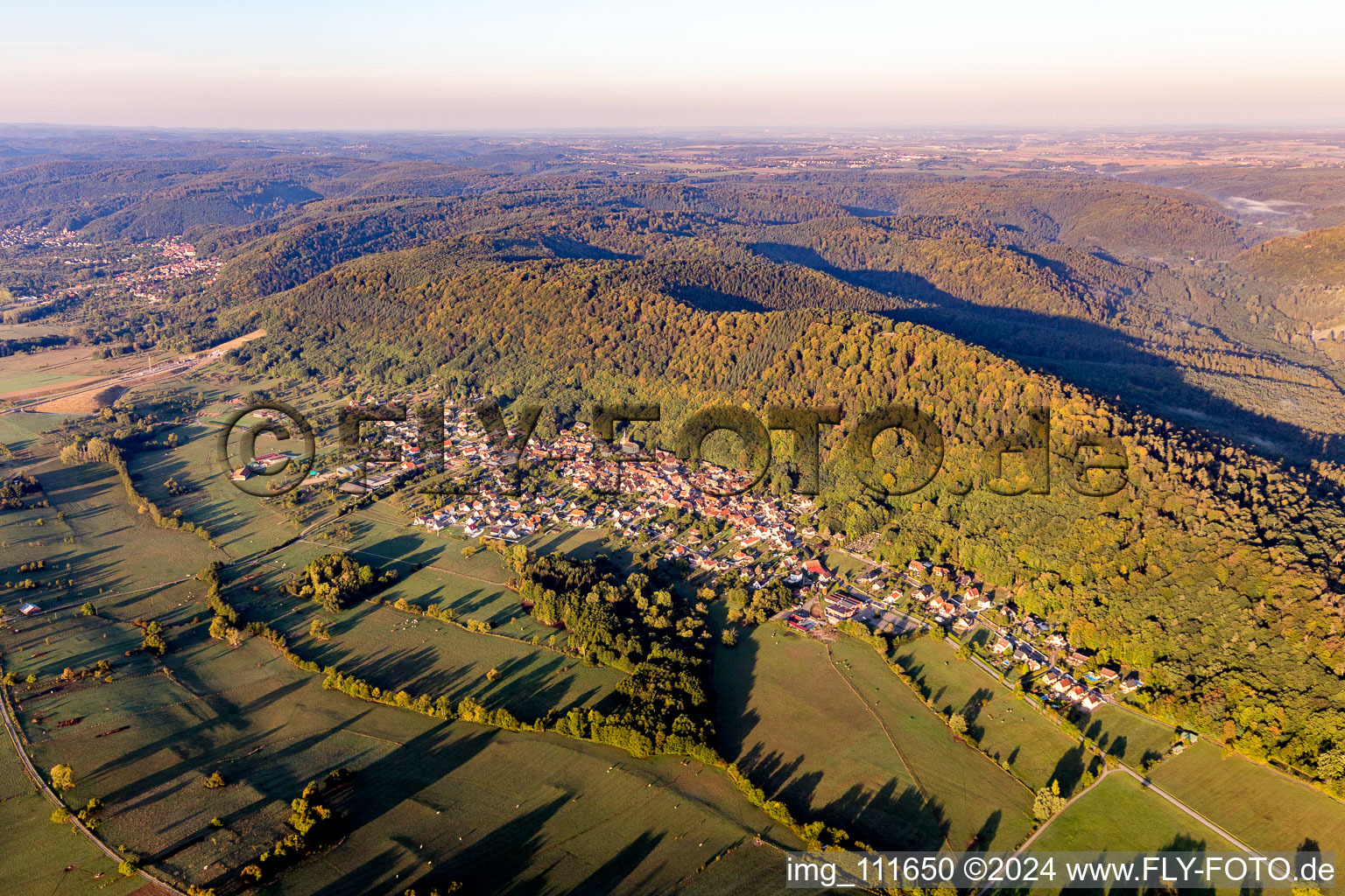 Luftbild von Dorf - Ansicht am Rande der Nordvogesen in Ernolsheim-les-Saverne in Grand Est in Ernolsheim-lès-Saverne im Bundesland Bas-Rhin, Frankreich