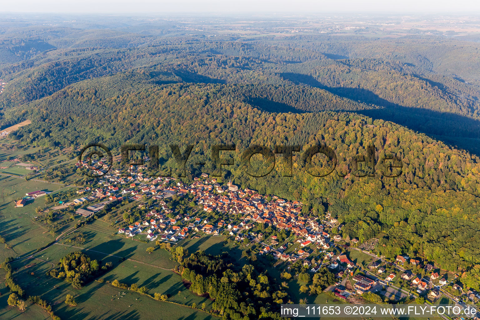 Luftaufnahme von Dorf - Ansicht am Rande der Nordvogesen in Ernolsheim-les-Saverne in Grand Est in Ernolsheim-lès-Saverne im Bundesland Bas-Rhin, Frankreich