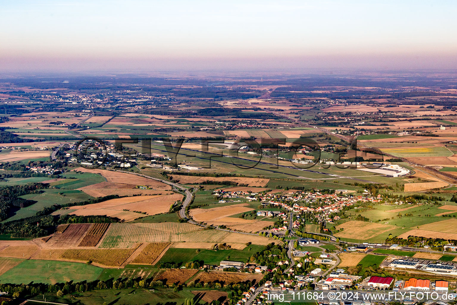Start- und Landebahnen mit Rollwegen Hangaranlagen und Terminals auf dem Gelände des Militärflughafen Phalsbourg in Phalsbourg in Grand Est in Bourscheid im Bundesland Moselle, Frankreich