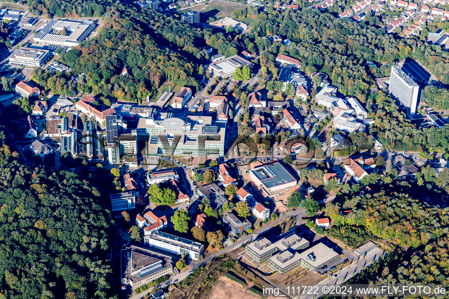 Klinikgelände des Krankenhauses Universitätsklinikum des Saarlandes in Homburg, Deutschland