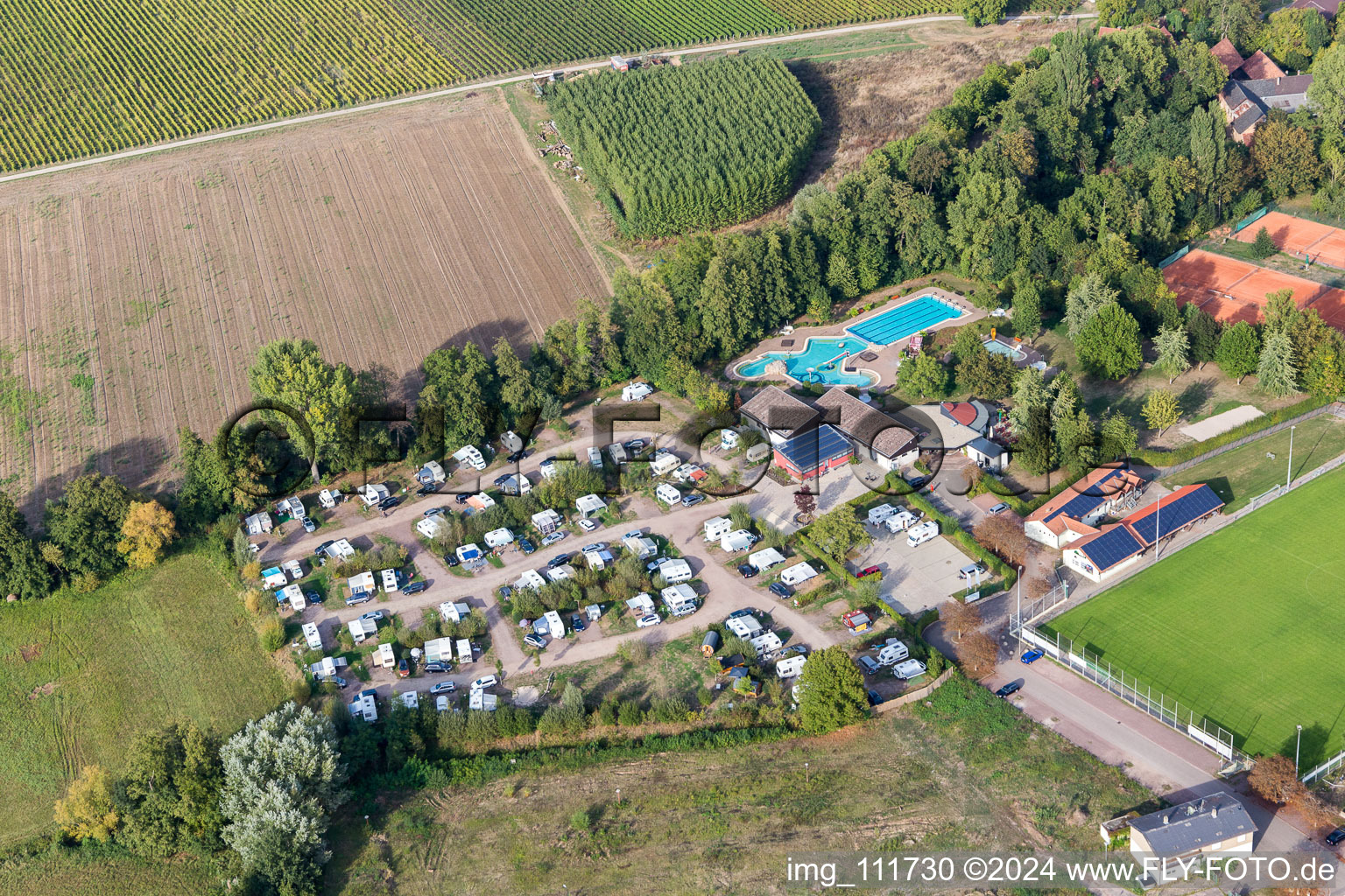 Luftbild von Freibad und Campingplatz im Klingbachtal im Ortsteil Klingen in Heuchelheim-Klingen im Bundesland Rheinland-Pfalz, Deutschland