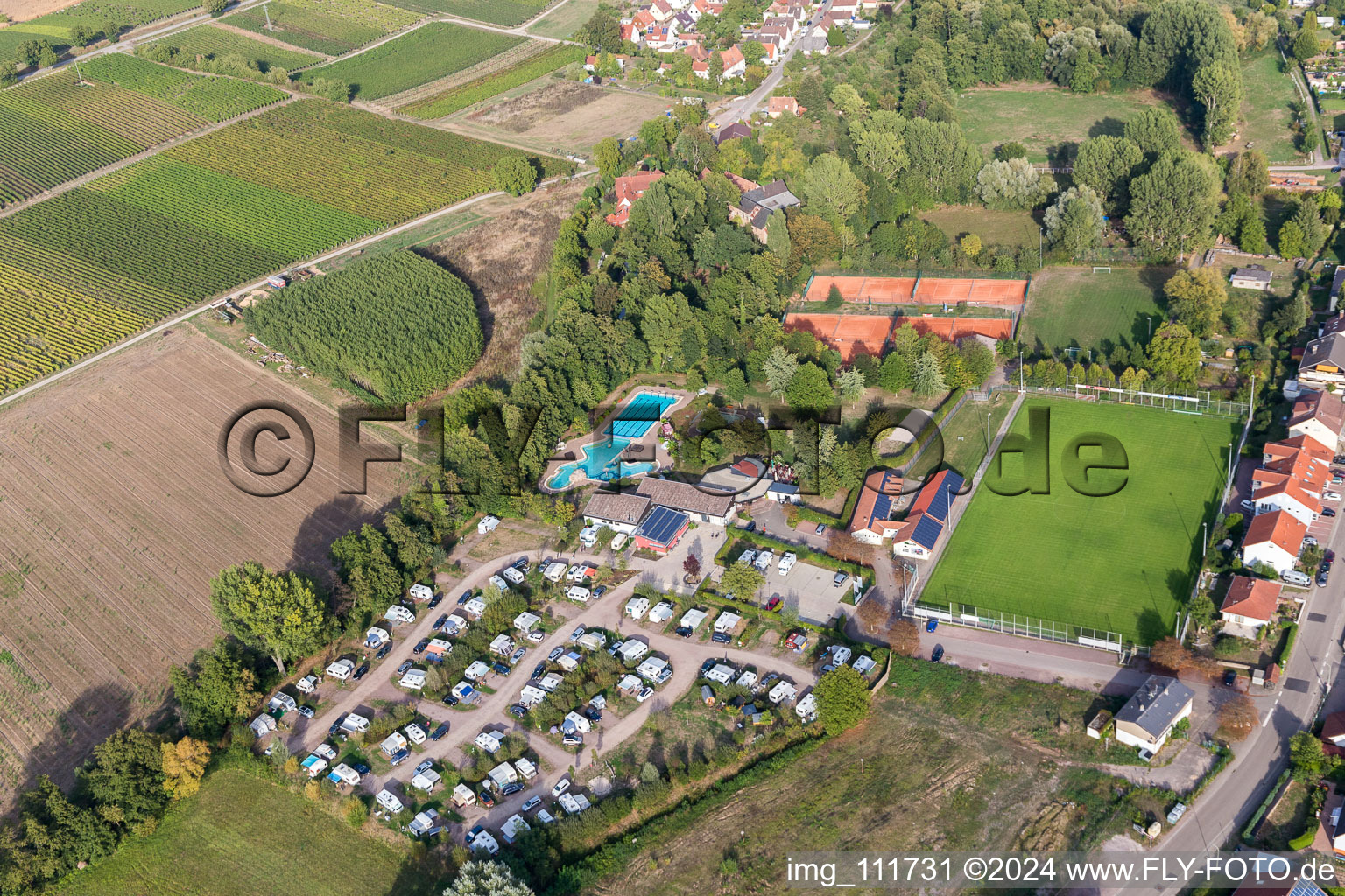 Luftaufnahme von Freibad und Campingplatz im Klingbachtal im Ortsteil Klingen in Heuchelheim-Klingen im Bundesland Rheinland-Pfalz, Deutschland