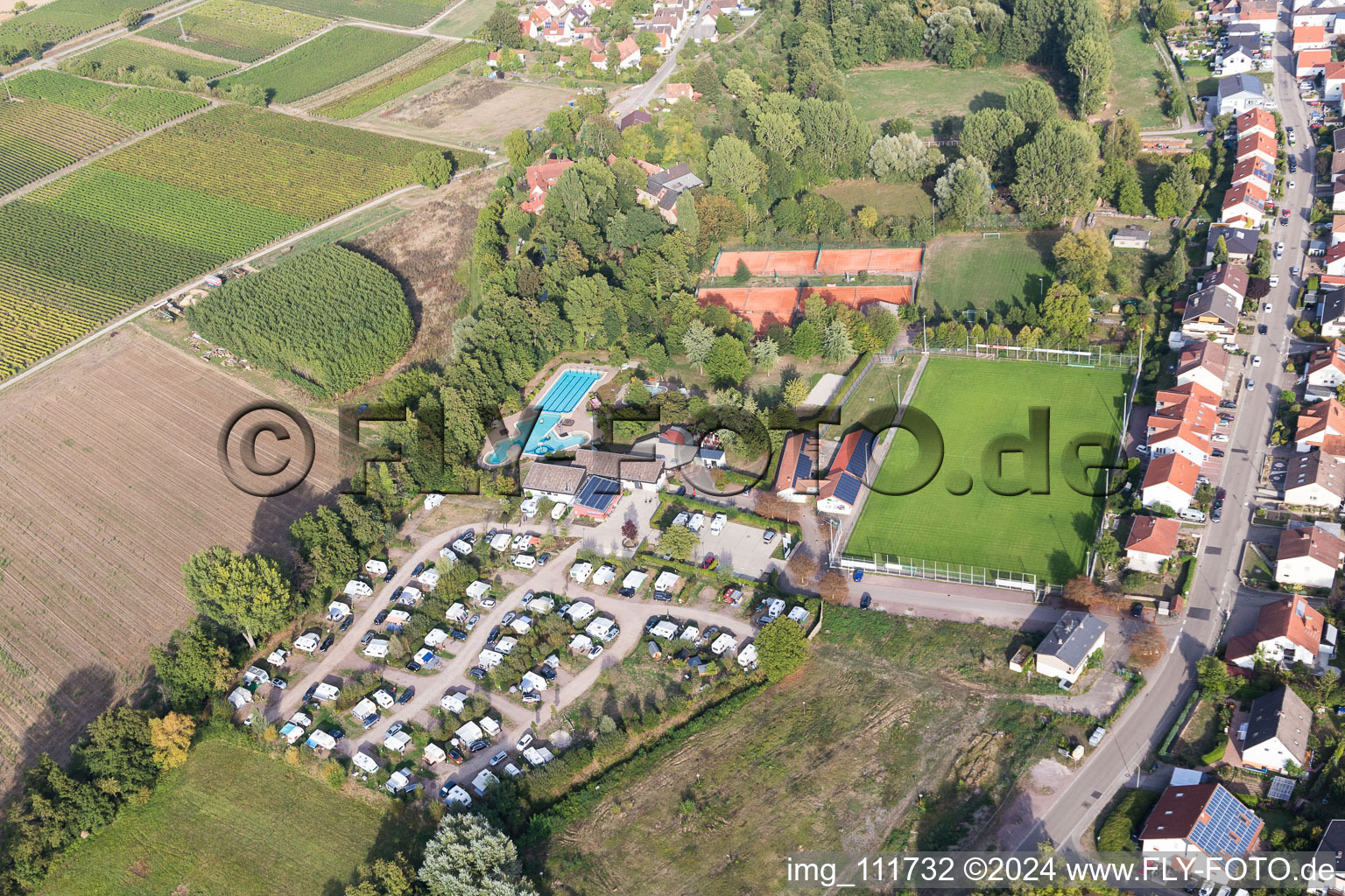 Schrägluftbild von Freibad und Campingplatz im Klingbachtal im Ortsteil Klingen in Heuchelheim-Klingen im Bundesland Rheinland-Pfalz, Deutschland