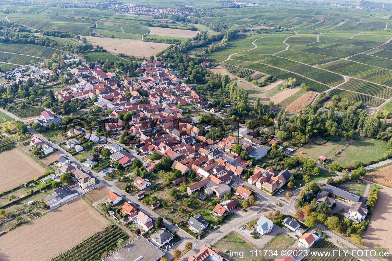 Am Pfarrgarten im Ortsteil Heuchelheim in Heuchelheim-Klingen im Bundesland Rheinland-Pfalz, Deutschland aus der Luft
