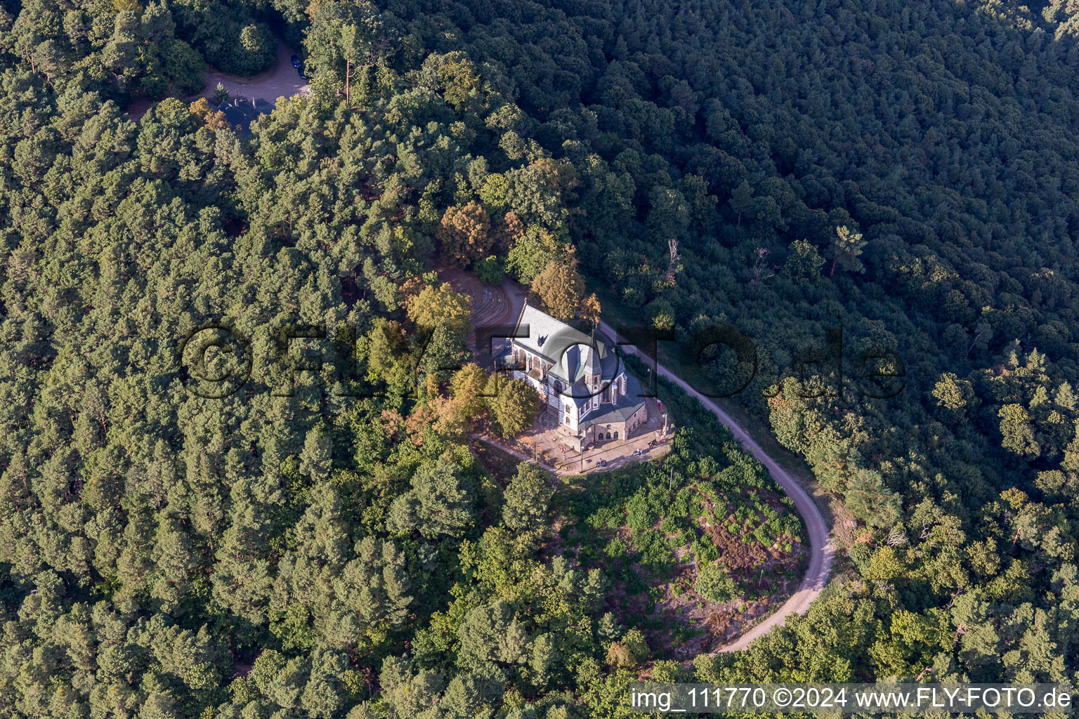 Burrweiler, St. Anna Kapelle im Bundesland Rheinland-Pfalz, Deutschland von oben gesehen