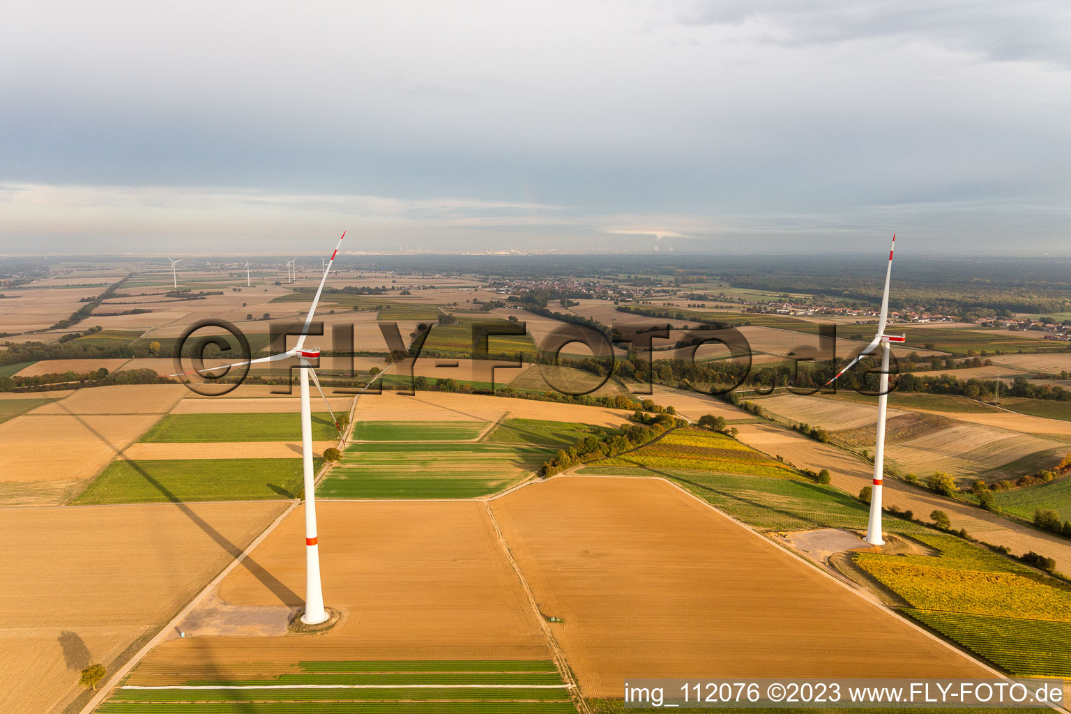 Drohnenaufname von Freckenfeld, Windpark der EnBW - Windenergieanlage mit 6 Windrädern im Bundesland Rheinland-Pfalz, Deutschland