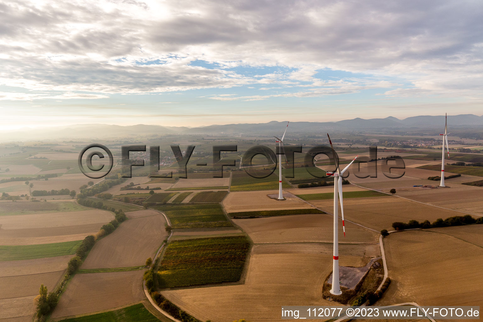 Drohnenbild von Freckenfeld, Windpark der EnBW - Windenergieanlage mit 6 Windrädern im Bundesland Rheinland-Pfalz, Deutschland