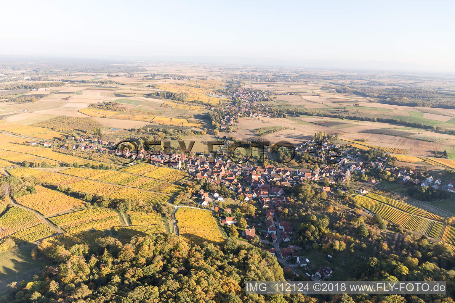 Luftaufnahme von Oberhoffen-les-Wissembourg in Oberhoffen-lès-Wissembourg im Bundesland Bas-Rhin, Frankreich
