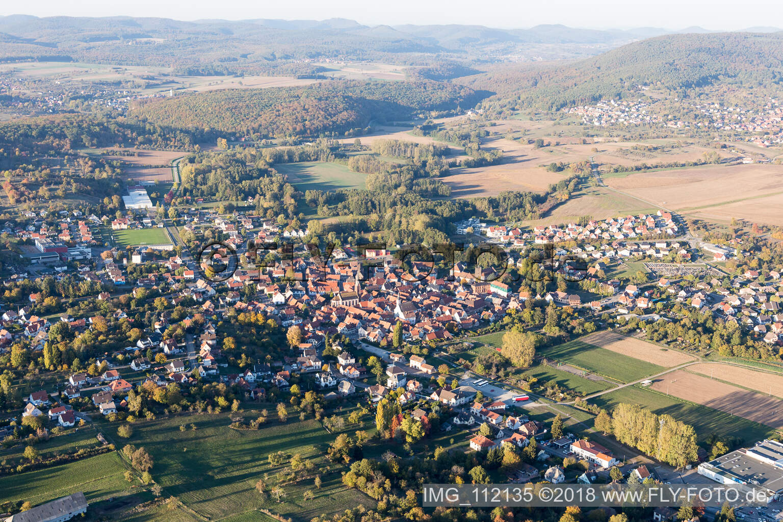 Wœrth im Bundesland Bas-Rhin, Frankreich aus der Drohnenperspektive