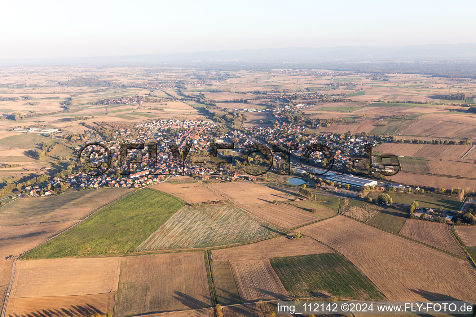 Drohnenaufname von Soultz-sous-Forêts im Bundesland Bas-Rhin, Frankreich