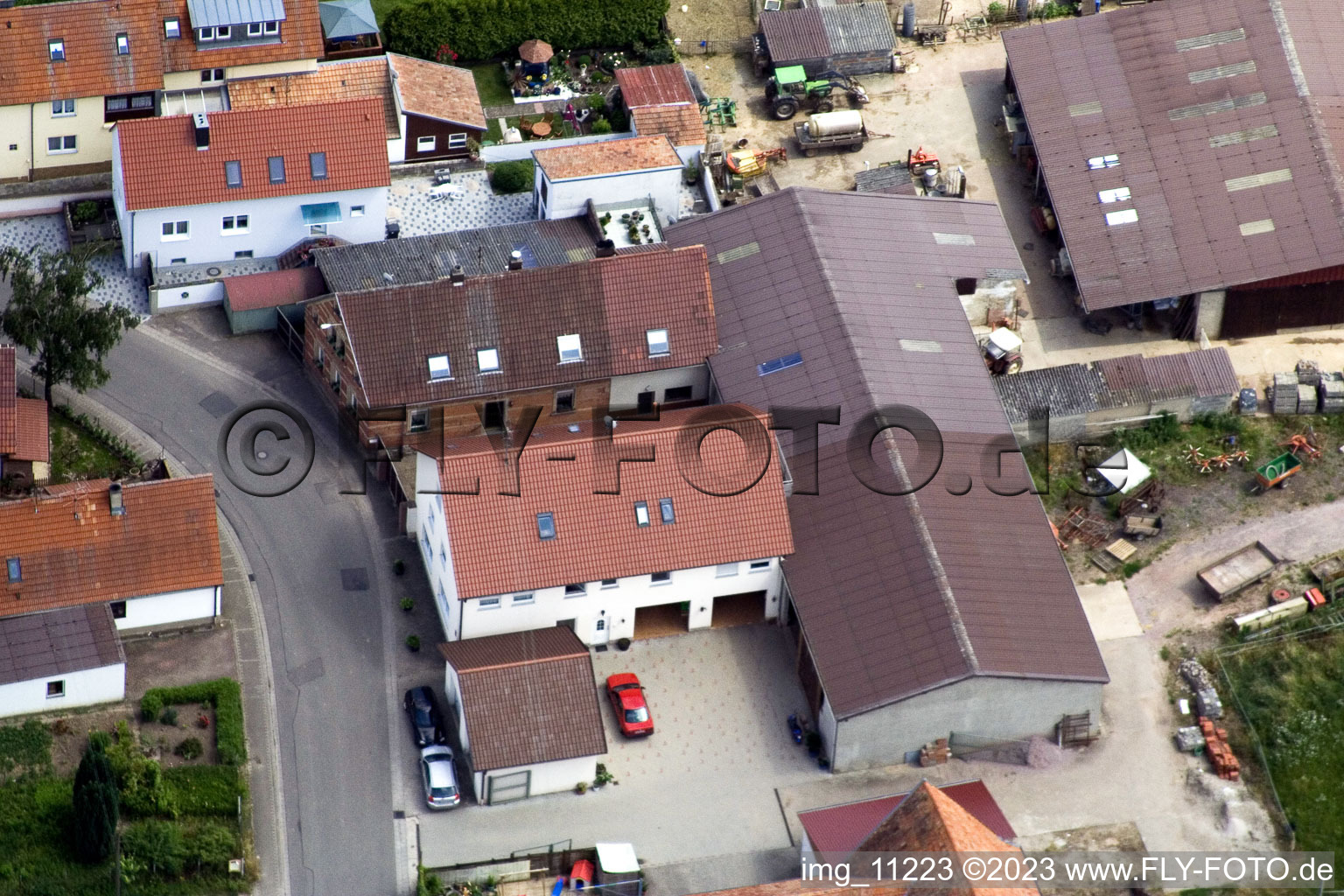 Ortsteil Mühlhofen in Billigheim-Ingenheim im Bundesland Rheinland-Pfalz, Deutschland aus der Drohnenperspektive