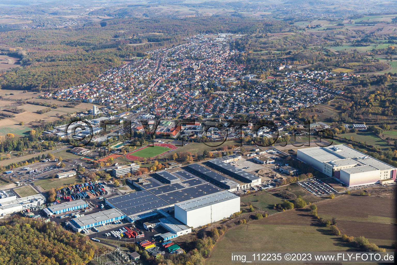Östringen im Bundesland Baden-Württemberg, Deutschland von der Drohne aus gesehen