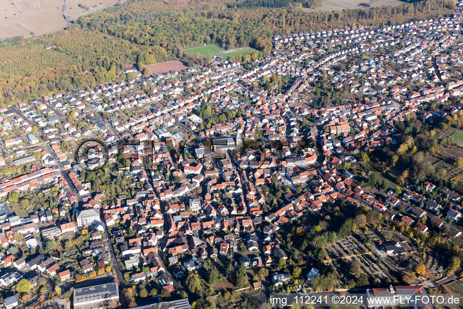 Schrägluftbild von Östringen im Bundesland Baden-Württemberg, Deutschland