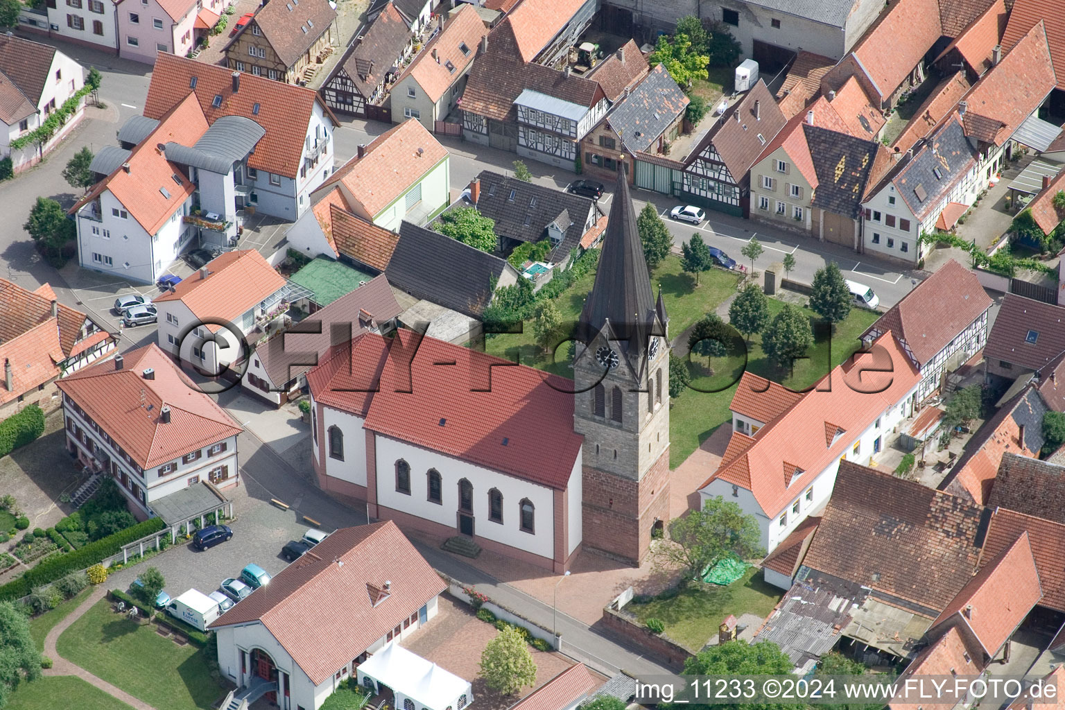 Kirchengebäude im Dorfkern in Steinweiler im Bundesland Rheinland-Pfalz, Deutschland