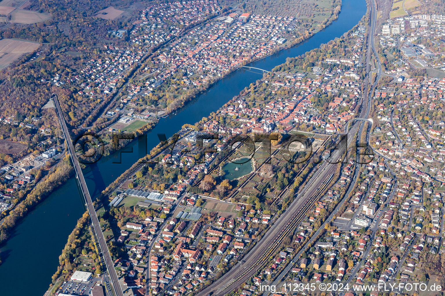 Luftbild von Eisenbahn-Fluß - Brückenbauwerk über den Main in Veitshöchheim im Bundesland Bayern, Deutschland