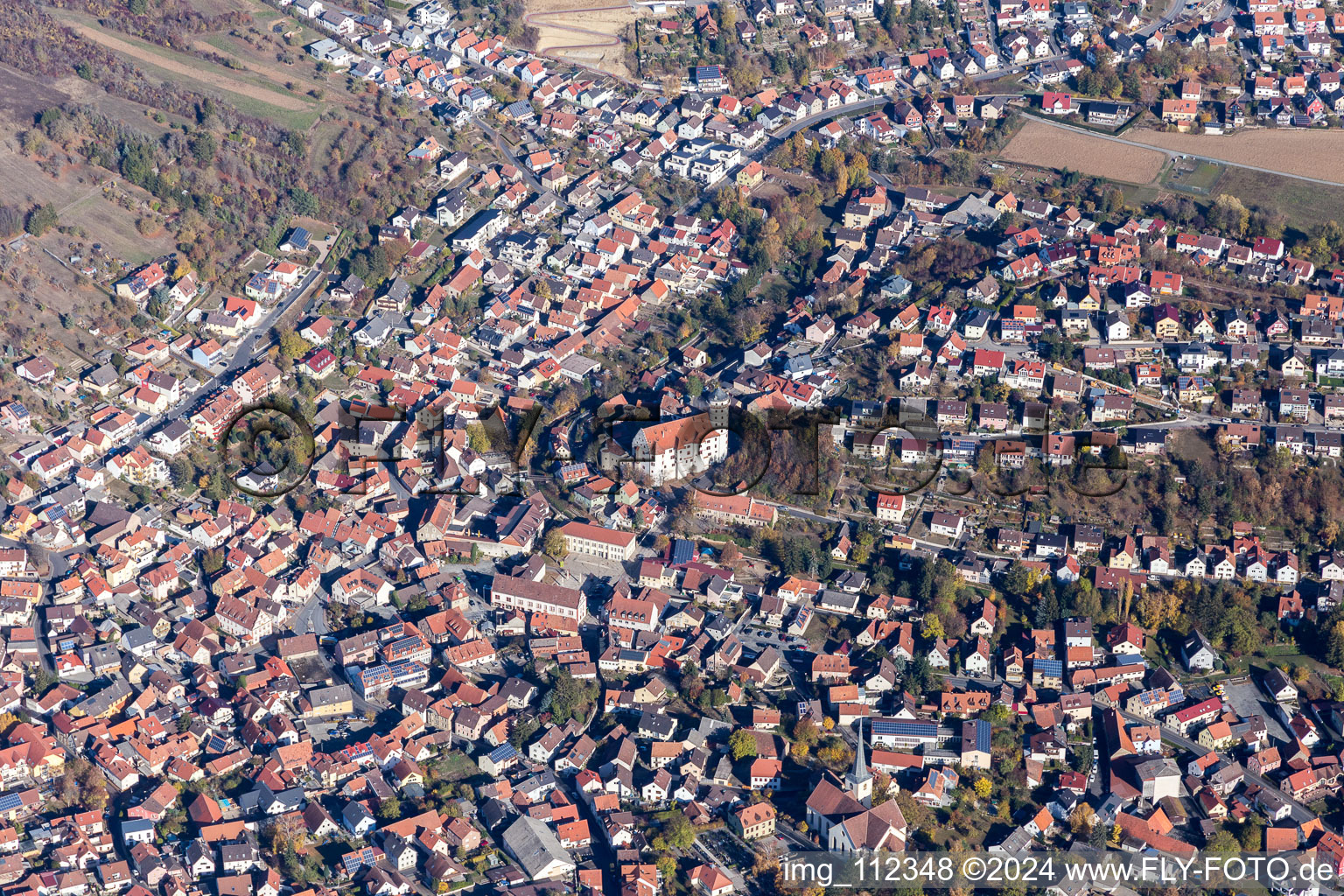 Ortsansicht der Straßen und Häuser der Wohngebiete in Rimpar im Bundesland Bayern, Deutschland