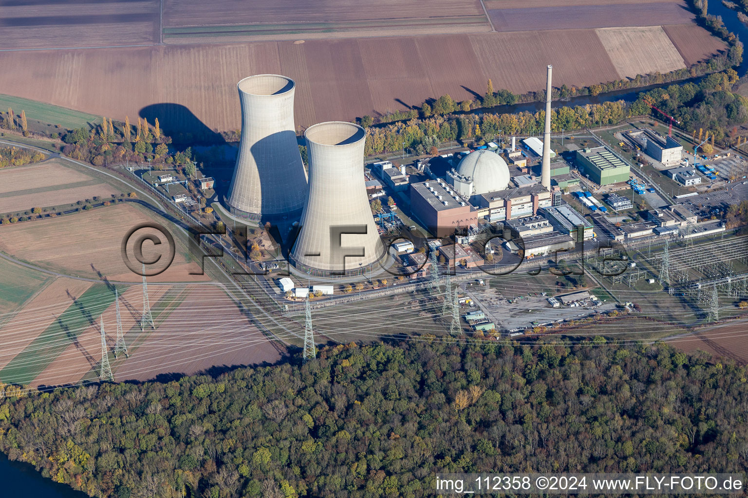 Luftbild von Reaktorblöcke, Kühlturmbauwerke und Anlagen des AKW - KKW Atomkraftwerk - Kernkraftwerk Grafenrheinfeld KKG in Grafenrheinfeld im Bundesland Bayern, Deutschland