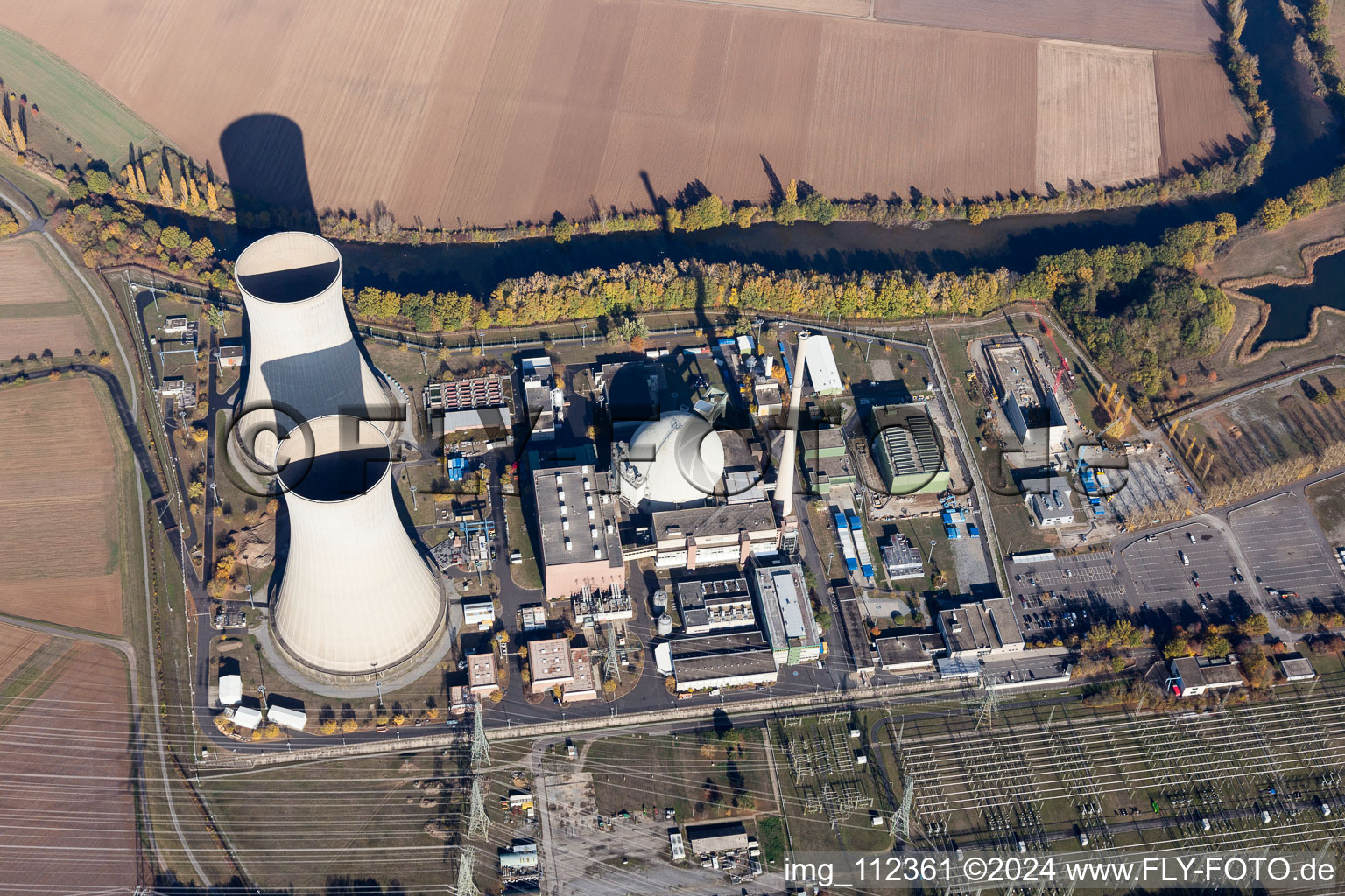 Luftaufnahme von Reaktorblöcke, Kühlturmbauwerke und Anlagen des AKW - KKW Atomkraftwerk - Kernkraftwerk Grafenrheinfeld KKG in Grafenrheinfeld im Bundesland Bayern, Deutschland
