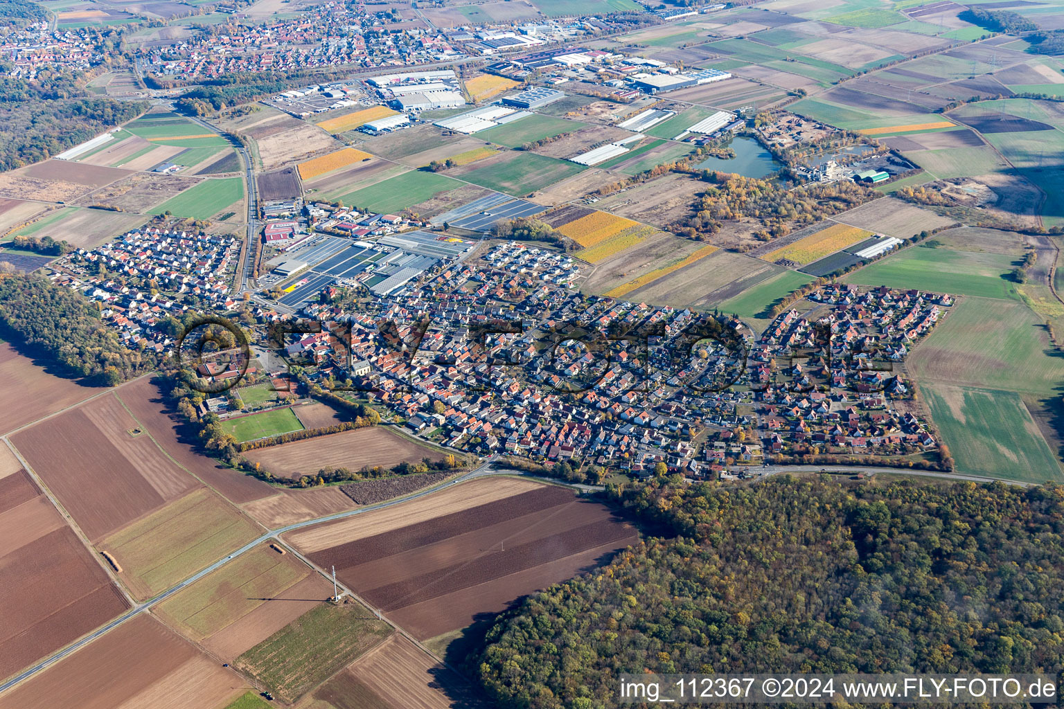 Ortsansicht am Rande von landwirtschaftlichen Feldern und Nutzflächen in Röthlein im Bundesland Bayern, Deutschland