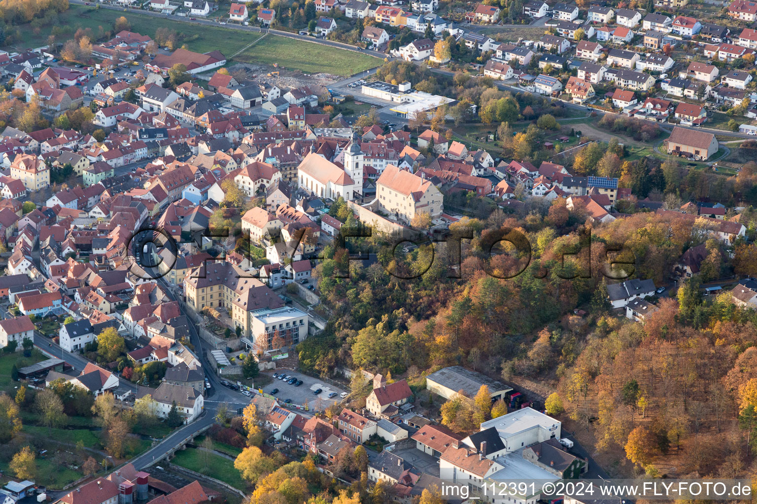 Ortsansicht der Straßen und Häuser der Wohngebiete in Arnstein im Bundesland Bayern, Deutschland