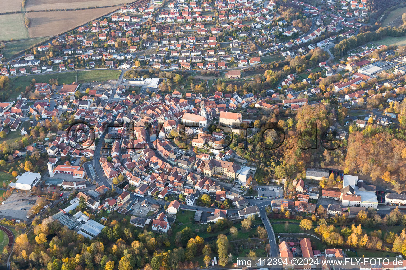 Luftbild von Ortsansicht der Straßen und Häuser der Wohngebiete in Arnstein im Bundesland Bayern, Deutschland