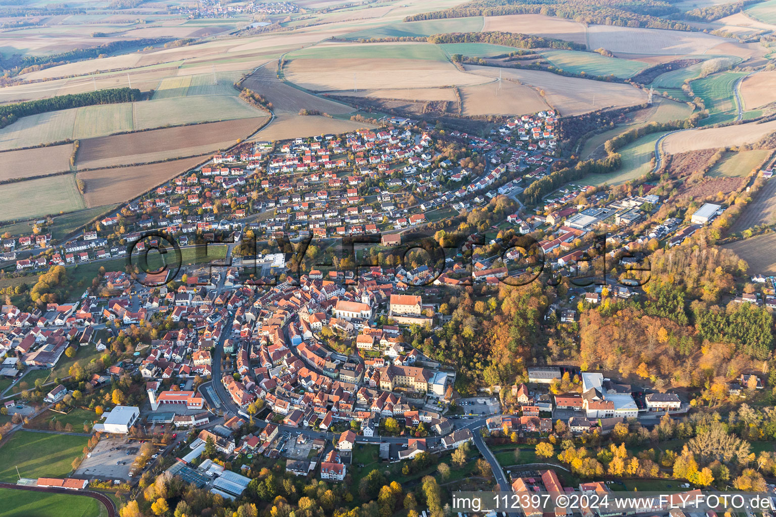 Luftaufnahme von Ortsansicht der Straßen und Häuser der Wohngebiete in Arnstein im Bundesland Bayern, Deutschland