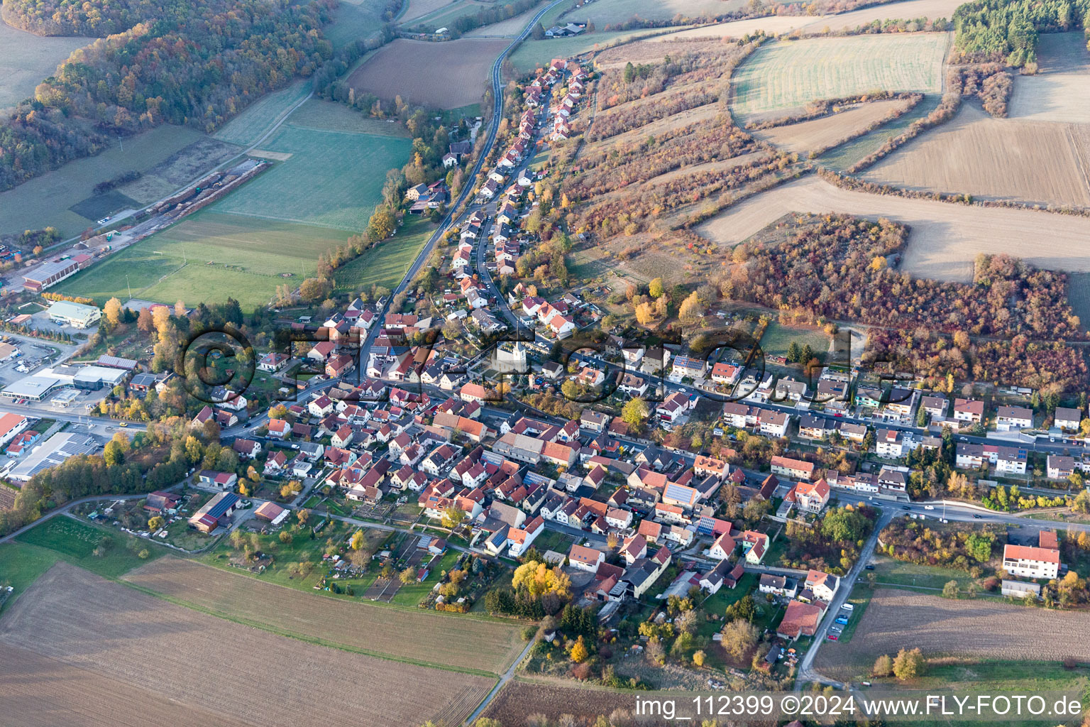 Schrägluftbild von Ortsansicht der Straßen und Häuser der Wohngebiete in Arnstein im Bundesland Bayern, Deutschland