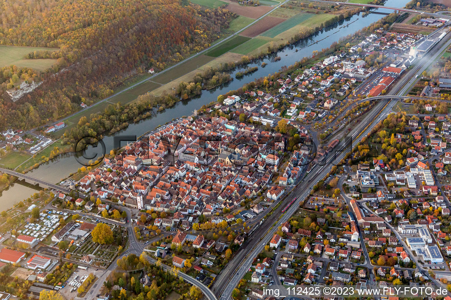 Schrägluftbild von Karlstadt am Main im Bundesland Bayern, Deutschland