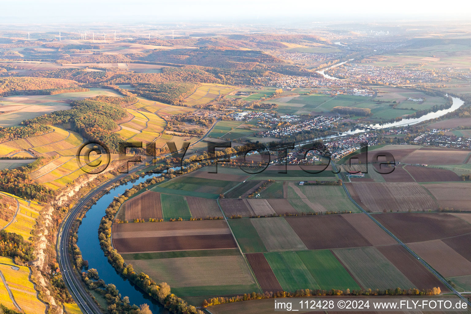 Uferbereiche am Flußverlauf des Main in Himmelstadt im Bundesland Bayern, Deutschland