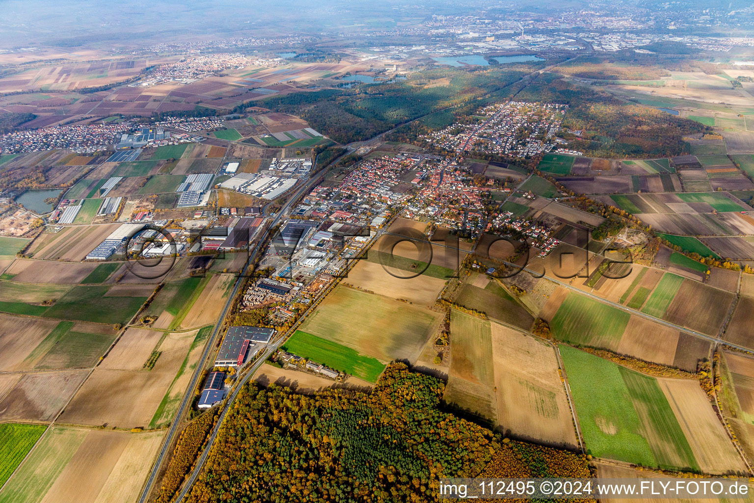 Ortsansicht am Rande von landwirtschaftlichen Feldern und Nutzflächen in Schwebheim im Bundesland Bayern, Deutschland