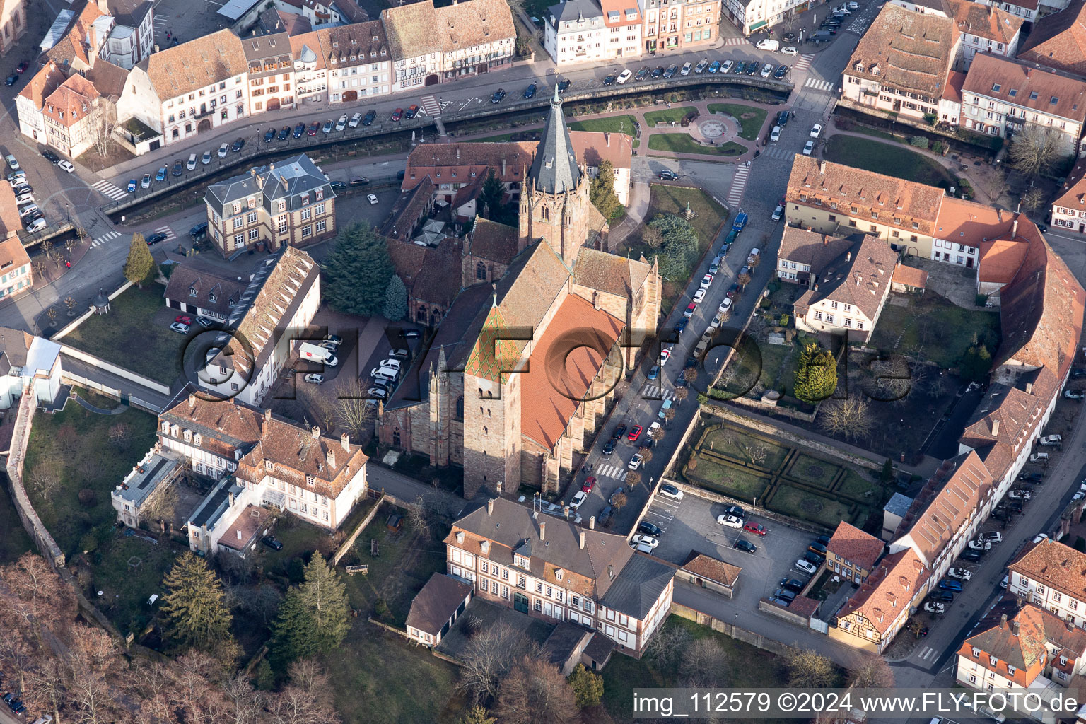 Luftaufnahme von Kirchengebäude der Kathedrale St. Peter und Paul in Wissembourg in Grand Est im Bundesland Bas-Rhin, Frankreich