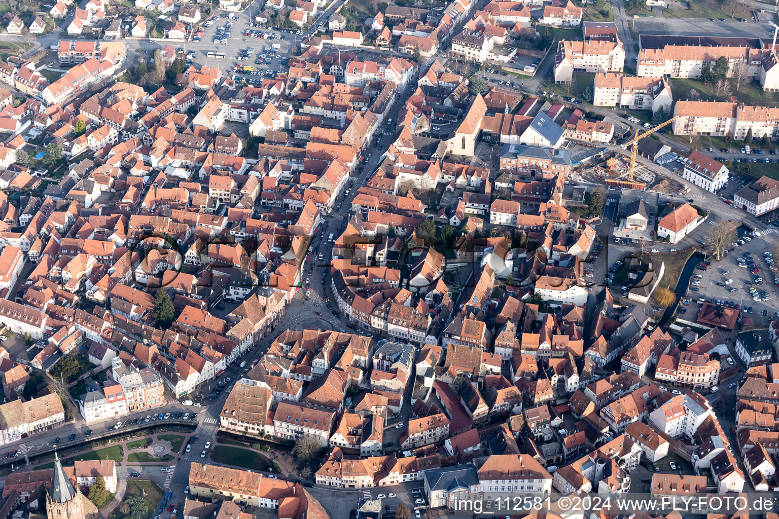 Luftbild von Altstadtbereich und Innenstadtzentrum in Wissembourg in Grand Est im Bundesland Bas-Rhin, Frankreich