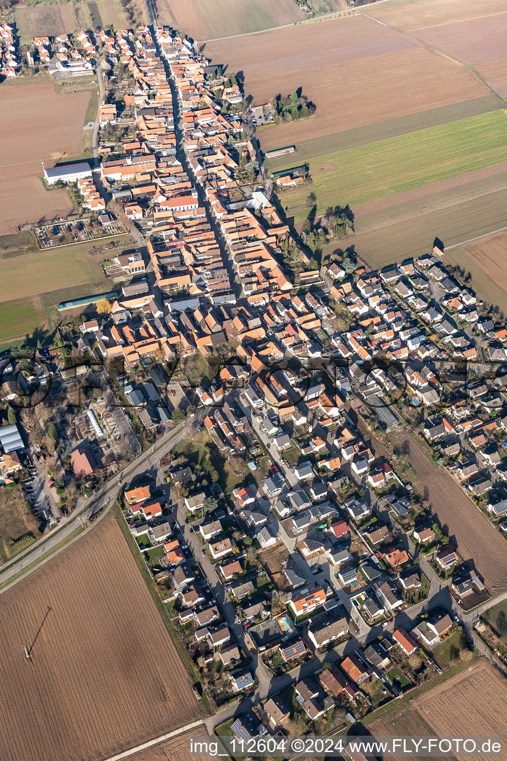 Luftbild von Dorf - Ansicht am Rande von landwirtschaftlichen Feldern und Nutzflächen im Ortsteil Hayna in Herxheim bei Landau (Pfalz) in Herxheim bei Landau/Pfalz im Bundesland Rheinland-Pfalz, Deutschland