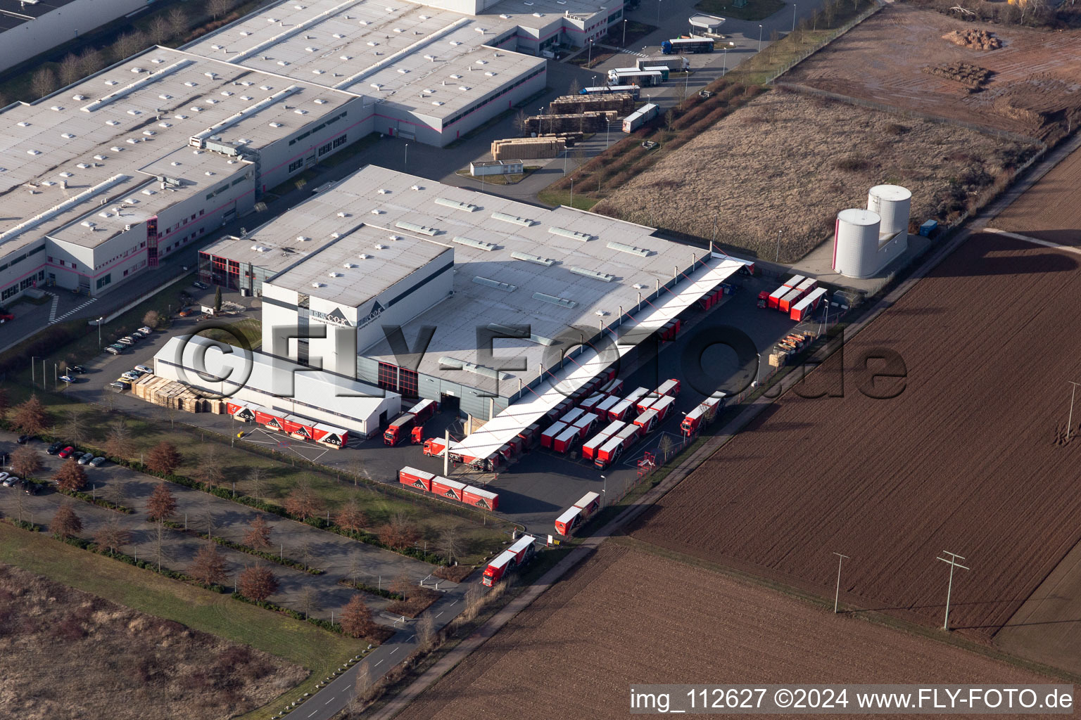 Luftaufnahme von Lagerhallen und Speditionsgebäude der Tricor Packaging & Logistics AG in Offenbach an der Queich im Bundesland Rheinland-Pfalz, Deutschland