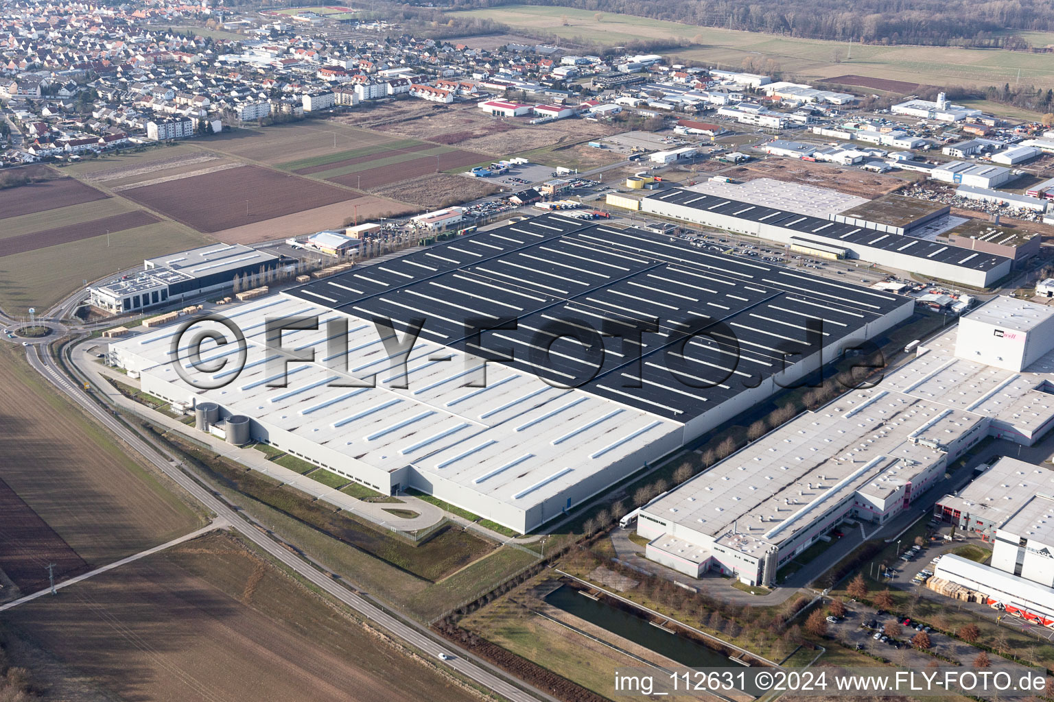 Luftbild von Hochregal- Lager-Gebäudekomplex und Logistikzentrum auf dem Gelände des Mercedes Benz Ersatzeillagers in Offenbach an der Queich im Bundesland Rheinland-Pfalz, Deutschland