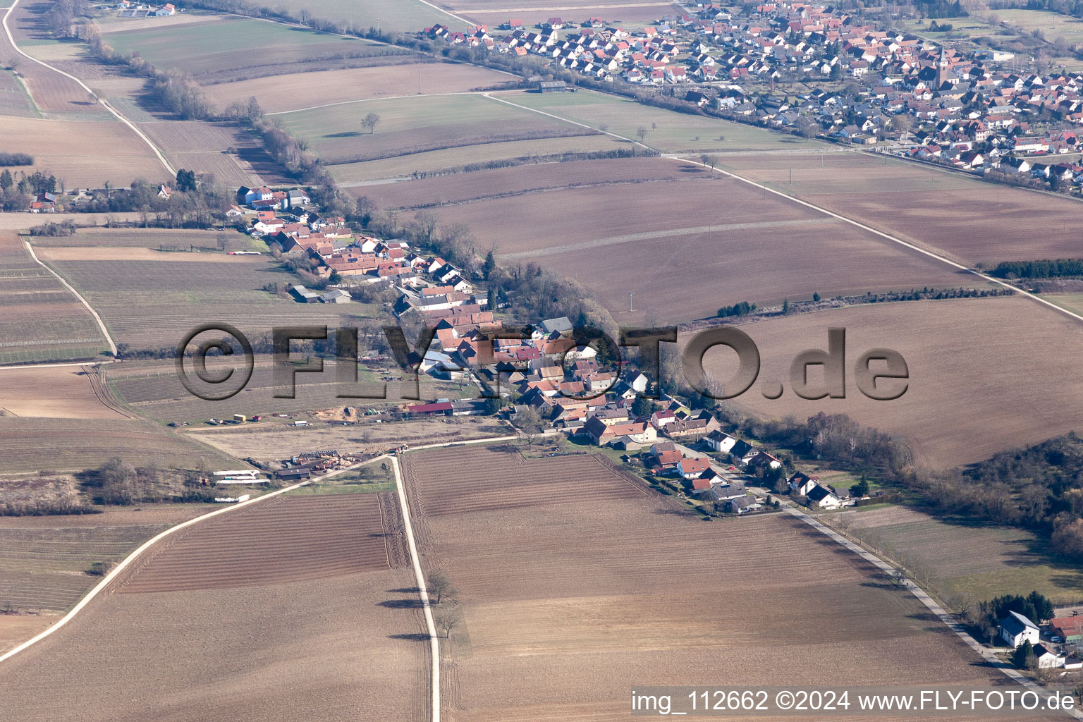 Luftbild von Dorf - Ansicht am Rande von landwirtschaftlichen Feldern und Nutzflächen in Vollmersweiler im Bundesland Rheinland-Pfalz, Deutschland