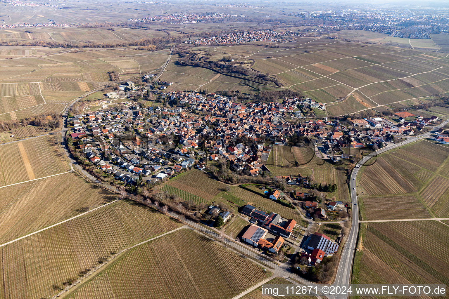 Landwirtschaftliche Nutzflächen und Weinberge umsäumen das Siedlungsgebiet des Dorfes zu Füßen der kleinen Kalmit in Ilbesheim bei Landau in der Pfalz im Bundesland Rheinland-Pfalz, Deutschland