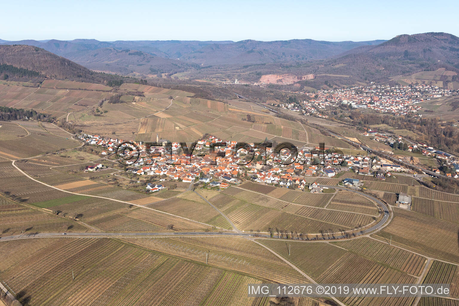 Birkweiler im Bundesland Rheinland-Pfalz, Deutschland von der Drohne aus gesehen