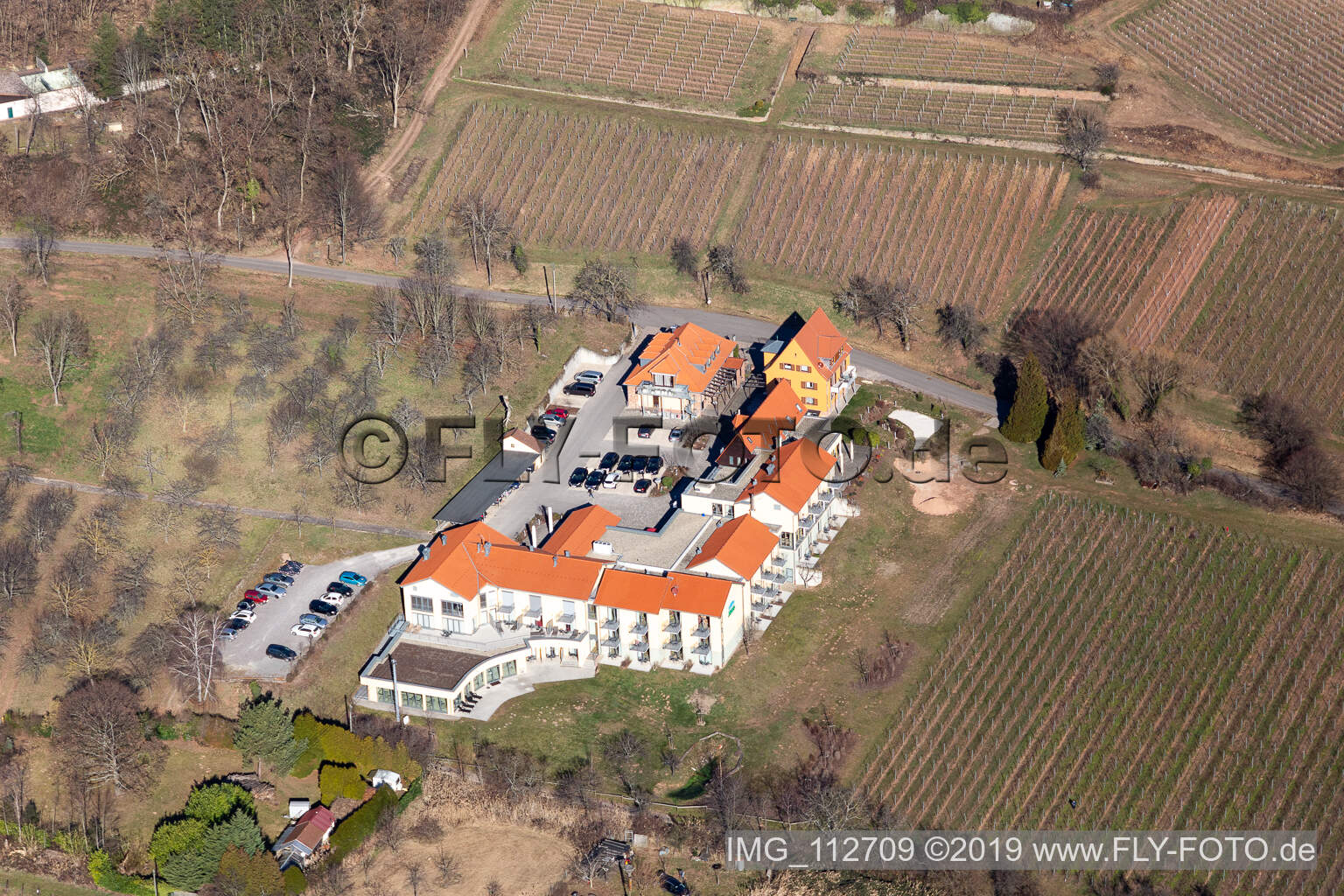 Luftaufnahme von Gebäudekomplex der Hotelanlage Wohlfühlhotel Alte Rebschule und Gasthaus Sesel in Rhodt unter Rietburg im Bundesland Rheinland-Pfalz, Deutschland