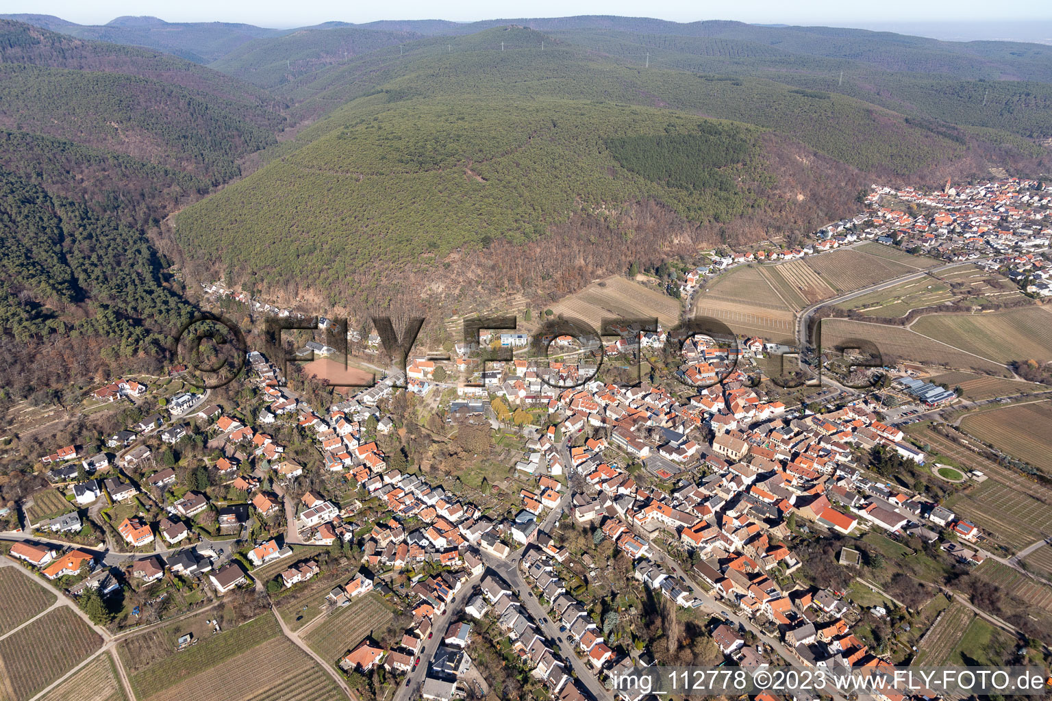 Luftbild von Ortsteil Gimmeldingen in Neustadt an der Weinstraße im Bundesland Rheinland-Pfalz, Deutschland