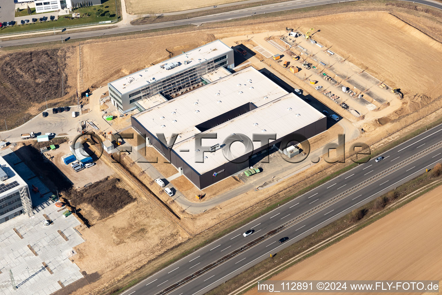 Neubau - Baustelle an den Gebäuden und Produktionshallen des Werksgelände der Eizo GmbH auf dem Gewerbegebiet Nord in Rülzheim im Bundesland Rheinland-Pfalz, Deutschland