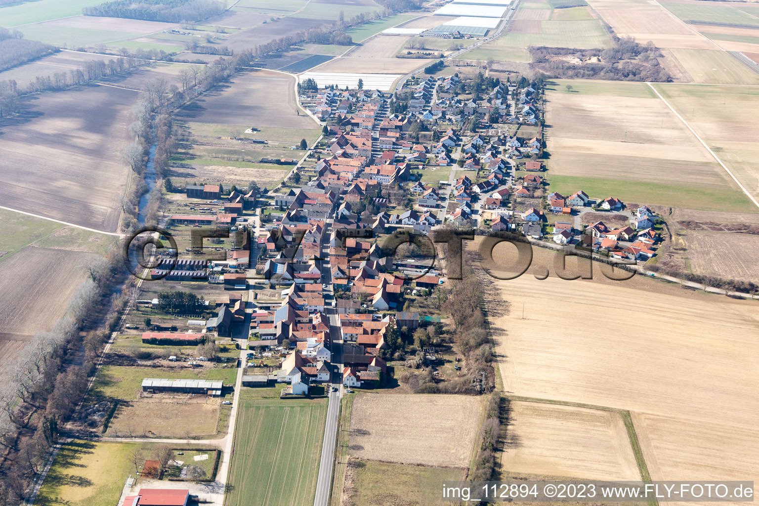 Luftbild von Dorf - Ansicht am Rande von landwirtschaftlichen Feldern und Nutzflächen in Herxheimweyher im Bundesland Rheinland-Pfalz, Deutschland