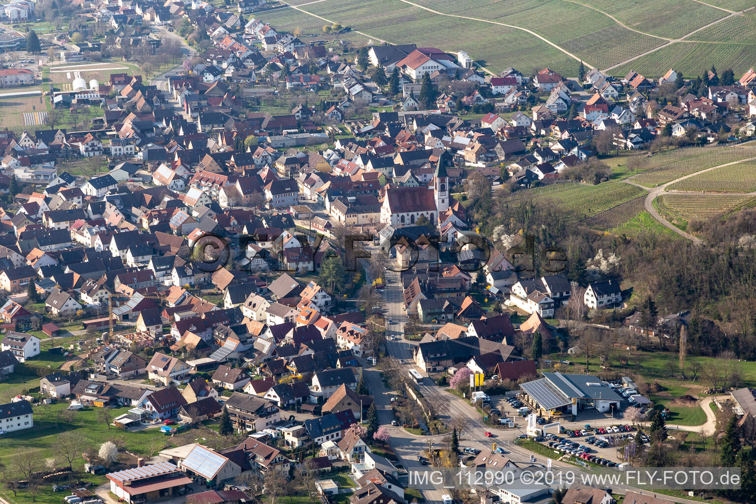 Ortsansicht der Straßen und Häuser der Wohngebiete in Ehrenstetten in Ehrenkirchen im Bundesland Baden-Württemberg, Deutschland