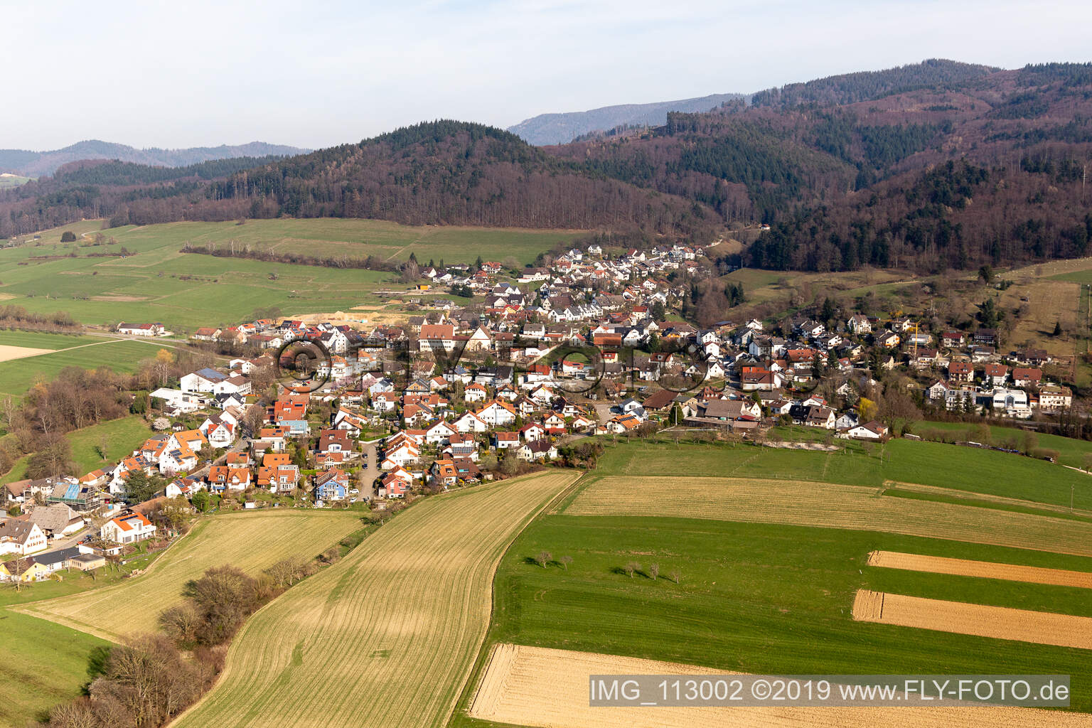 Dorf - Ansicht am Schwarzwaldrand in Sölden im Bundesland Baden-Württemberg, Deutschland