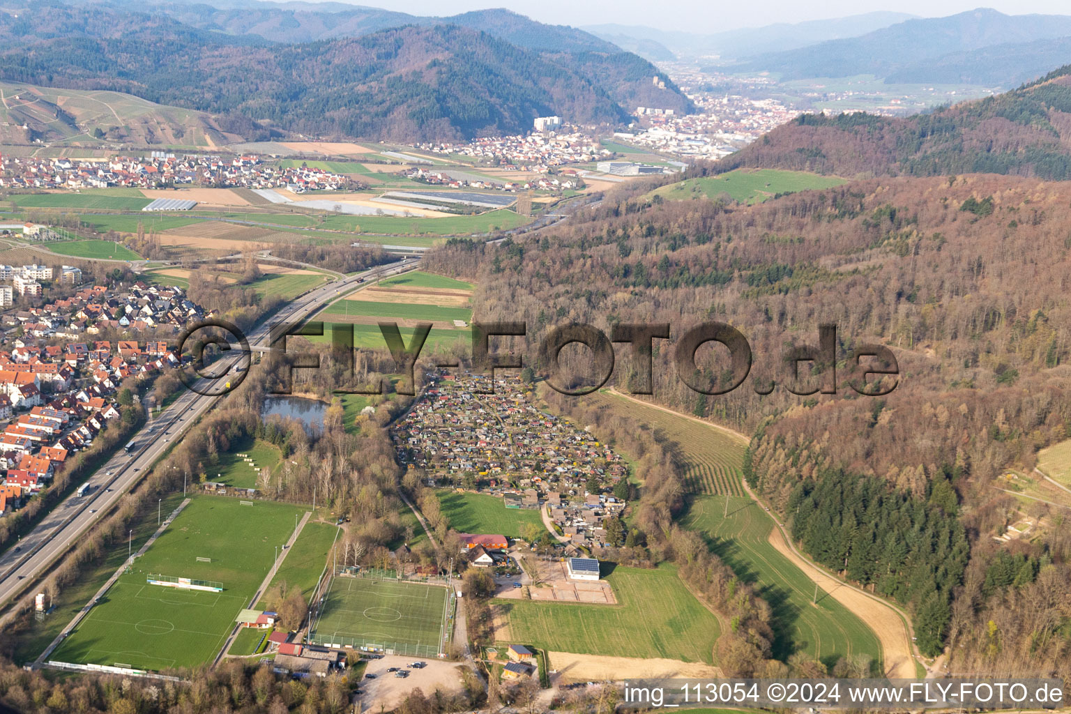 Von Bergen umsäumte Tallandschaft des Elztals in Denzlingen im Bundesland Baden-Württemberg, Deutschland